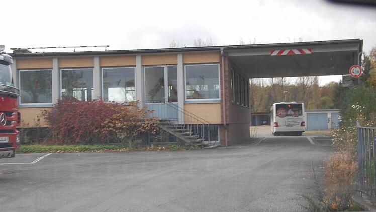 Kaum zu glauben, aber wahr: Um wenden zu können, müssen Stadtbusse der Linie 1 über das ehemalige Gelände der Firma Puff fahren.