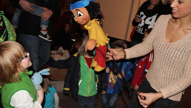 Am Ende dürfen sich die Kinder von Yakari verabschieden und Puppenspielerin Sandra Sperlich verabschieden. Foto: Gerda Völk