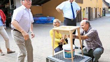 Kreisbäuerin Rosi Kraus erklärte , wie das Melken mit der Hand funktioniert.
