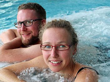 Vor Ort: Stine Michel und Tim Hübner wollen als Betriebsleiter vor Ort die "Therme Natur" voranbringen. Mit einer Charme-Offensive wollen sie erst einmal neue Gäste aus der Region anlocken. Foto: Therme Natur