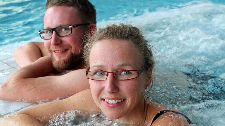 Vor Ort: Stine Michel und Tim Hübner wollen als Betriebsleiter vor Ort die "Therme Natur" voranbringen. Mit einer Charme-Offensive wollen sie erst einmal neue Gäste aus der Region anlocken. Foto: Therme Natur