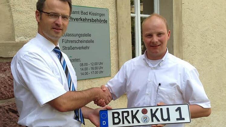 Manuel Vorndran (links) organisierte Jürgen Dippold aus Kulmbach sein Wunschkennzeichen.