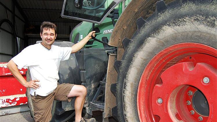 Auch Landwirt Jochen Then, Sprecher des MR Energie Bad Bocklet, liefert frisch gehäckselten Biogas-Mais in der Anlage ab. Foto: Sigismund von Dobschütz