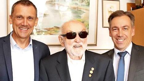 Bürgermeister Ludwig Wahl (links) und Landrat Alexander Tritthart gratulieren Hellmut Baensch.  Foto: Johanna Blum