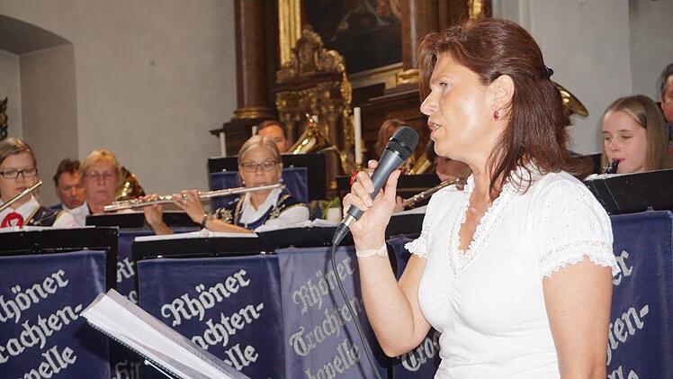 Angelika Bergmann sang "Gabriellas Song" aus dem Film "Wie im Himmel"  und gab der Kraft, dem Mut und der zurückkehrenden Lebensfreude des  Songs ihren eigenen Ausdruck. Foto: Marion Eckert