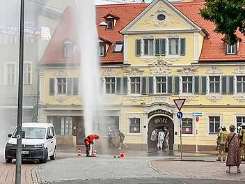 Bamberg: Umgefahrener Hydrant in der Langen Straße - Verkehr kurzzeitig beeinträchtigt