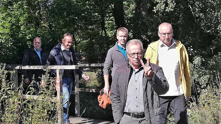 Auf geht's! Unter Führung vom stellvertretenden Landrat Emil Müller (vorn), Bad Bocklets Bürgermeister Andreas Sandwall sowie Geschäftsleiter und Kurdirektor Thomas Beck wanderten die Allianz-Bürgermeister Mario Götz (Oberthulba) und Daniel Wehner...