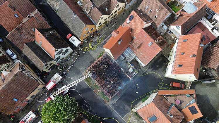 Brand eines Einfamilienhauses in Frickenhausen: Feuerwehr im Einsatz