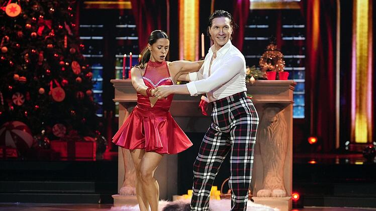 S&auml;ngerin Vanessa Mai tanzt in der Weihnachtsshow mit Profi Evgeny Vinokurov. Bei ihrer "Let's Dance"-Teilnahme 2017 war es Christian Polanc, der mit ihr &uuml;bers Parkett tanzte und sie auf den zweiten Platz f&uuml;hrte.