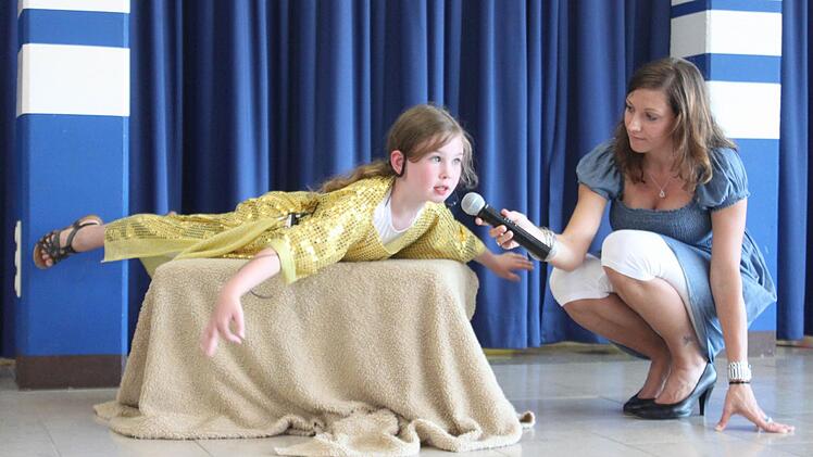 Der kleine Tag fliegt aus dem Lichtrteich zur Erde. Tina Sterzer (r.) studierte seit Anfang des Jahres das Stück mit den Kindern ein.