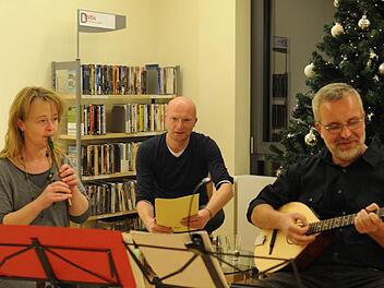 "Countdown to Christmas" in der Nüdlinger Gemeindebücherei: Gemeinsam traten (von links) die Nüdlinger Gemeindebücherei: Christine Ludwig, Hubert Ziegler und Robert Gottwald auf. Foto: Christian Dijkstal