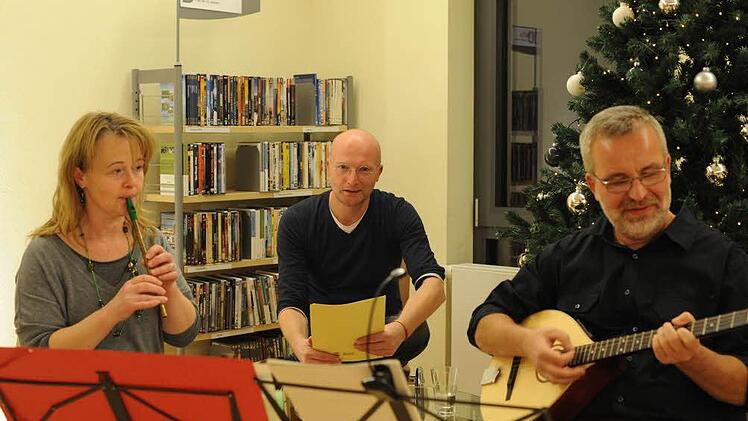 "Countdown to Christmas" in der Nüdlinger Gemeindebücherei: Gemeinsam traten (von links) die Nüdlinger Gemeindebücherei: Christine Ludwig, Hubert Ziegler und Robert Gottwald auf. Foto: Christian Dijkstal