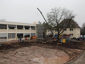 Blick aufs frühere Dahle-Gelände in Richtung Karchestraße: Dort, wo sich jetzt die Baugrube befindet, soll das Parkdeck entstehen. Die ehemalige Spritzerei (links) nimmt ein Fitness-Studio und einen Elektro-Großhandel auf. Die ehemalige Janson-Villa davor wird abgerissen. Die Dahle-Villa dient bereits als Sitz für zwei Unternehmen. Foto: Simone Bastian