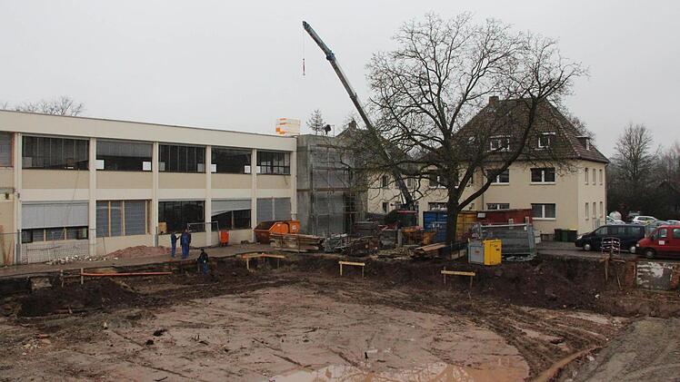 Blick aufs frühere Dahle-Gelände in Richtung Karchestraße: Dort, wo sich jetzt die Baugrube befindet, soll das Parkdeck entstehen. Die ehemalige Spritzerei (links) nimmt ein Fitness-Studio und einen Elektro-Großhandel auf. Die ehemalige Janson-Villa davor wird abgerissen. Die Dahle-Villa dient bereits als Sitz für zwei Unternehmen. Foto: Simone Bastian