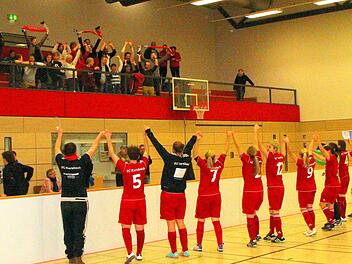 Der FC Karsbach feierte in Ochsenfurt mit seinen Fans die Bezirksmeisterschaft im Hallenfußball der Frauen. Foto: Thomas