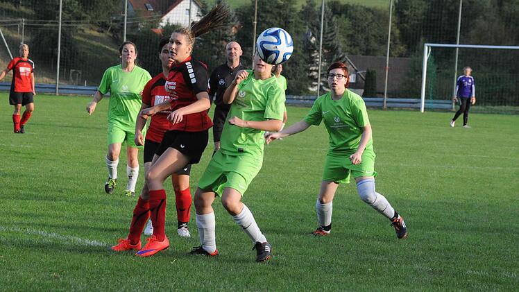 Szene aus dem Spiel der DJK Schondra (in rot) gegen die SG Schönderling/Thulba. Foto: Hopf