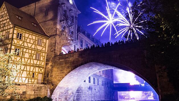 Unser Leser Lukas Wehner schoss das stimmungsvolle Foto vom Abschlussfeuerwerk an der Sandkerwa, aufgenommen am Regnitzufer auf H&ouml;he Schloss Geyersw&ouml;rth.