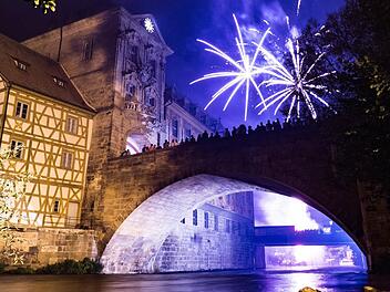 Unser Leser Lukas Wehner schoss das stimmungsvolle Foto vom Abschlussfeuerwerk an der Sandkerwa, aufgenommen am Regnitzufer auf Höhe Schloss Geyerswörth.
