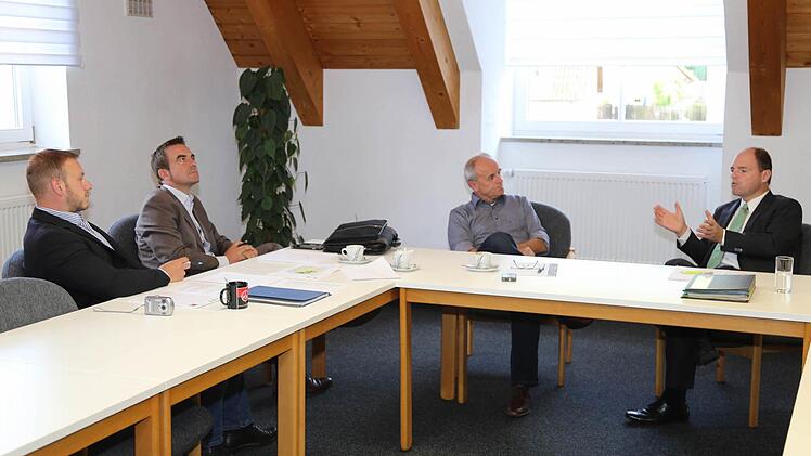Ulrich Meierhöfer, Stefan Förtsch, Markus Grüner und Michael Hofmann (v. l.) tauschen Argumente aus. Foto: Franz Galster