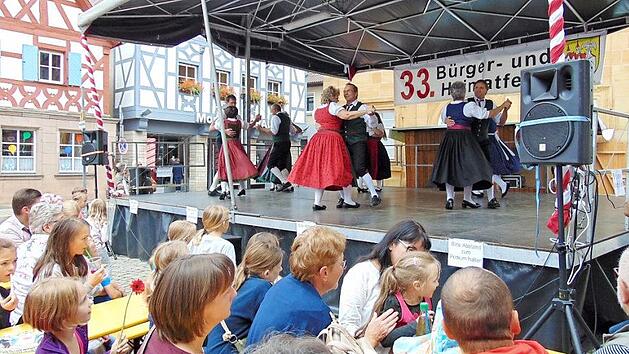 Der Fr&auml;nkische-Schweiz-Verein pr&auml;sentierte eine gelungene Tanzeinlage. Fotos: Petra Malbrich