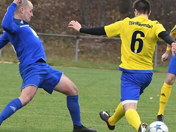 Christian Laus vom FC Bad Kissingen (links), und M&uuml;nnerstadts Lukas Fleischmann k&auml;mpften im letzten Duell um den Ball.Hopf