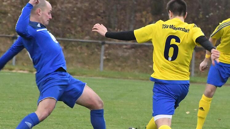 Christian Laus vom FC Bad Kissingen (links), und M&uuml;nnerstadts Lukas Fleischmann k&auml;mpften im letzten Duell um den Ball.Hopf