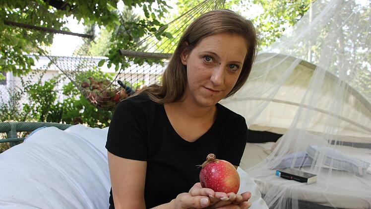 Inga Hümmer ist sehr stolz auf  "Schneckenkönig" Fred, den sie in ihrem naturbelassenen Garten am Kronacher Kreuzberg gefunden hat.    Foto: Andreas Schmitt