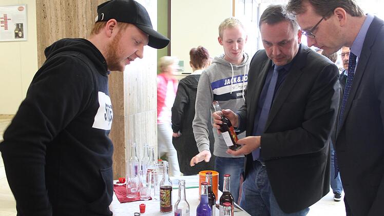 Der Stand mit der Cham&auml;leon-Limo war immer umlagert.  Foto: Sonny Adam