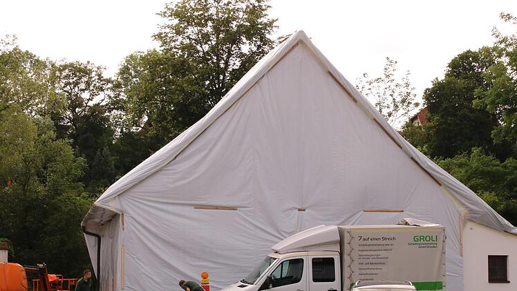 Eingepackt ist zurzeit die Bauernmarktscheune in Stadtsteinach. Sie wird begast, um dem gefräßigen Holzwurm im Gebälk den Garaus zu machen. 1200 Quadratmeter Folie waren nötig, um das Gebäude komplett zu verkleiden. Foto: Klaus Klaschka