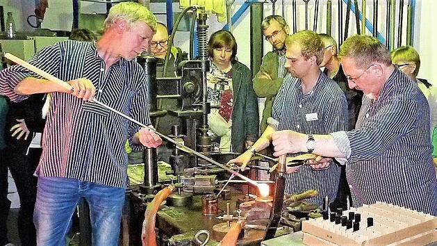 Ein besonderes Erlebnis sind die Glasmachervorf&uuml;hrungen am Halbautomaten - nat&uuml;rlich mit geb&uuml;hrendem Abstand. Die Aufnahme entstand vor der Corona-Pandemie. Fotos: Gerd Fleischmann