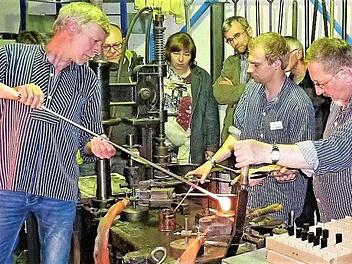 Ein besonderes Erlebnis sind die Glasmachervorführungen am Halbautomaten - natürlich mit gebührendem Abstand. Die Aufnahme entstand vor der Corona-Pandemie. Fotos: Gerd Fleischmann