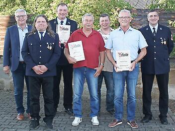 Die FFW Hochstadt ehrte verdiente Mitglieder (von links): Erster B&uuml;rgermeister Max Zeulner, Kommandant Holger Herold, Zweiter Vorsitzender Alexander Schmitt, Josef Reichardt, Markus Herrmann, Manfred Reuther und Vorsitzender Markus Pfadenhauer.