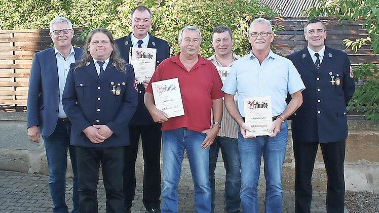 Die FFW Hochstadt ehrte verdiente Mitglieder (von links): Erster B&uuml;rgermeister Max Zeulner, Kommandant Holger Herold, Zweiter Vorsitzender Alexander Schmitt, Josef Reichardt, Markus Herrmann, Manfred Reuther und Vorsitzender Markus Pfadenhauer.