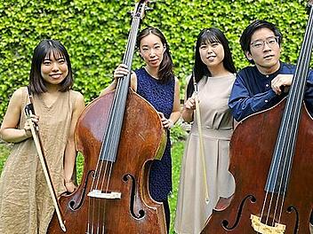 Aki Nishimiya und Noi Nishiguchi (beide Kontrabass) sowie Chiaya Kakutani und Yuri Takeshima (beide Klavier) musizieren beim „Hochschulpodium“ in Bad Brückenau.