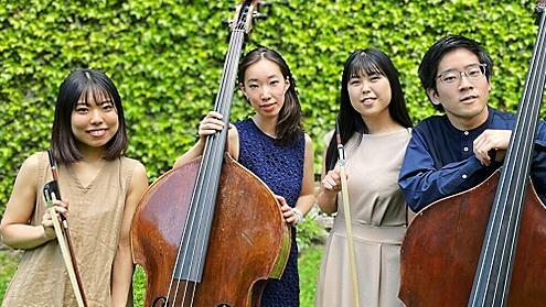 Aki Nishimiya und Noi Nishiguchi (beide Kontrabass) sowie Chiaya Kakutani und Yuri Takeshima (beide Klavier) musizieren beim „Hochschulpodium“ in Bad Brückenau.