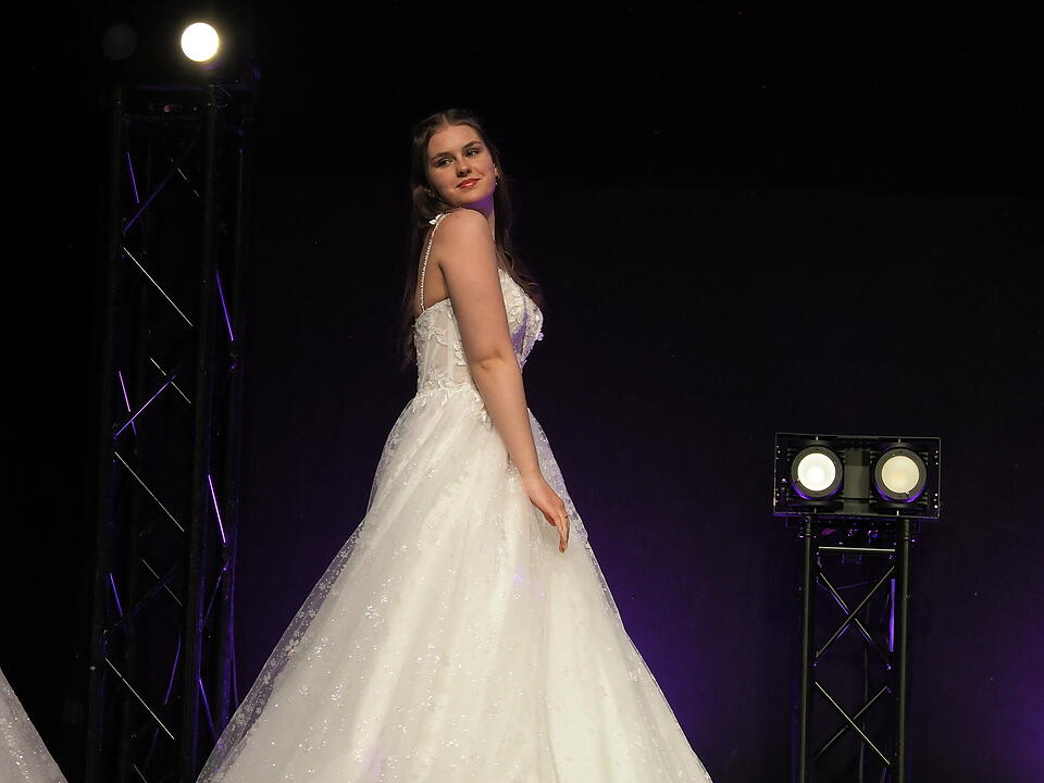 Inkl. Braut- und Festmodenschauen.