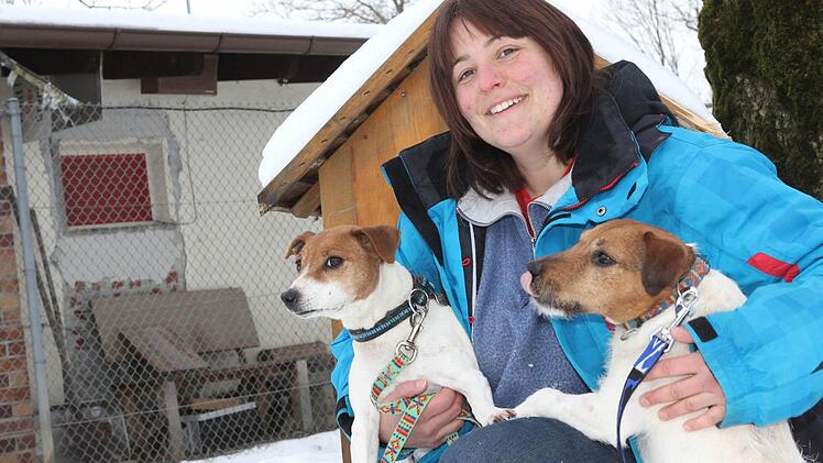 Katrin Meserth mit den beiden Parson-Russell-Terriern, die überlebt haben. Momentan befinden sich die Hunde im Tierheim, können vom Besitzer aber jederzeit abgeholt werden. Foto: Jan Koch