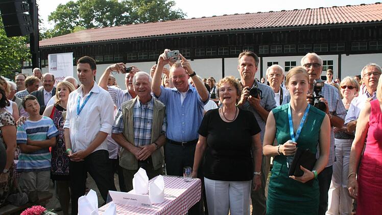 Dicht gedrängelt hinter der Absperrung der Ordner: Alle wollten die Kanzlerin sehen. Foto: Röllinger