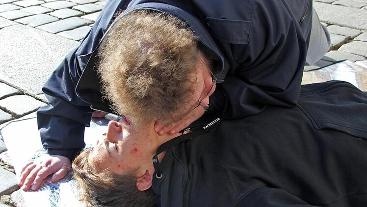 Kerstin Lange (47) ist Erste-Hilfe-Ausbilderin beim Roten Kreuz Bamberg. Sie zeigt uns, was man tun muss. Als erstes prüft sie, ob Robin ansprechbar ist, ob er atmet und Puls hat. Robin ist bewusstlos, atmet aber.