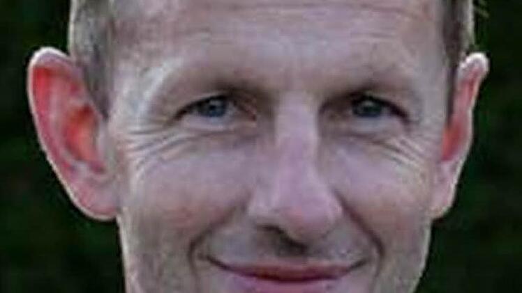 Normann Wagner, Trainer des FSV Erlangen-Bruck (Bayernliga): Es gibt bei uns die klare Absprache, nicht auf eigene Spiel zu tippen, auch nicht auf Sieg. Das haben wir den Spielern in aller Deutlichkeit vermittelt. Es ist aber ein sensibles Thema, man hört in dieser Sache einfach sehr viel. Gerade die jüngere Spieler-Generation scheint diesen Dingen gegenüber aufgeschlossen zu sein. Letztendlich sind uns aber weitgehend die Hände gebunden, wir können nicht viel mehr tun, als die Spieler auf un...