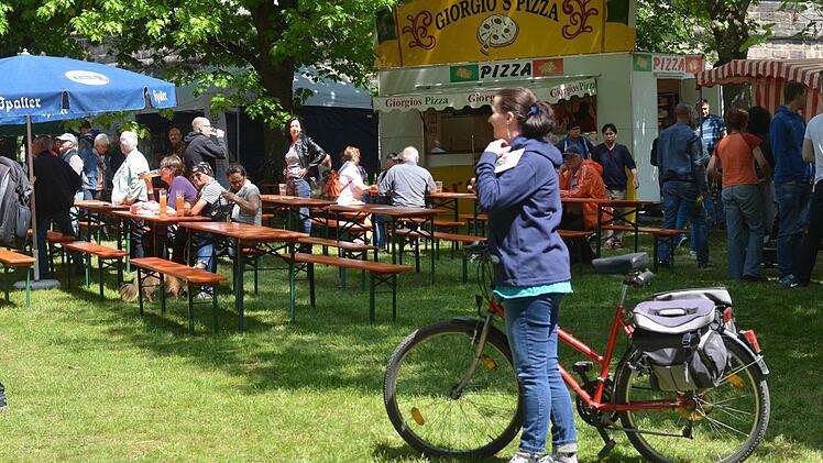 Fränkisches Rahmenprogramm fürs Radrennen: Bierbänke und Kinderspaß gab's auch.