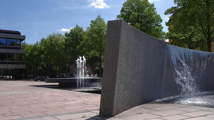 Bei der Umgestaltung des Platzes wurde die Brunnenplastik durch diesen neuen Brunnen ersetzt.Foto: Jochen Berger