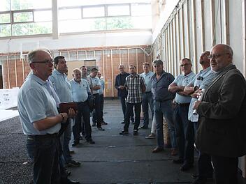 Die Oerlenbacher Gemeinderäte waren mit dem Baufortschritt in der Wilhelm-Hegler-Halle größtenteils zufrieden.  Foto: Robert Huger