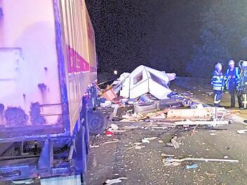 Von dem Wohnwagen blieb nichts mehr übrig. Die Hülle und das Inventar waren auf der Autobahn verteilt.