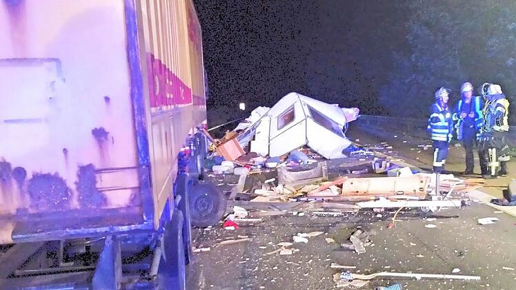 Von dem Wohnwagen blieb nichts mehr übrig. Die Hülle und das Inventar waren auf der Autobahn verteilt.