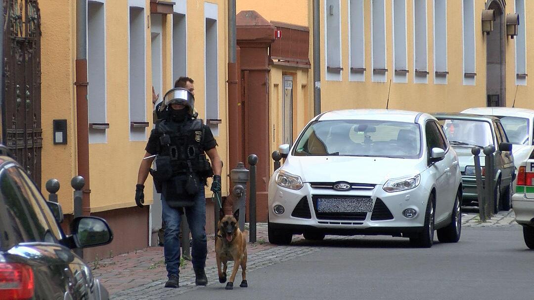 SEK Einsatz - Mann droht mit angeblicher Waffe