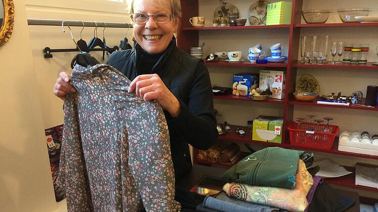 Inge Sikora ist eine von zwölf ehrenamtlichen Verkäuferinnen im Rauschgold. Foto: Nikolas Pelke