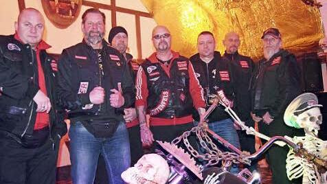 Die Präsidenten befreundeter Clubs (von links): Micha (BRS Eastpoint); Ande (Hell Angels, Hof City); Micha (BRS Residence Coburg); Marco (BRS Lichtenfels), Rübe (BRS Saalfeld); Bohof (BRS Bayreuth); Pie (BRS Neustadt bei Coburg)