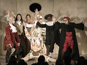 Die Mimen des Theatersommers Fränkische Schweiz - hier bei einem Auftritt in Hollfeld. Foto: Archiv/FT