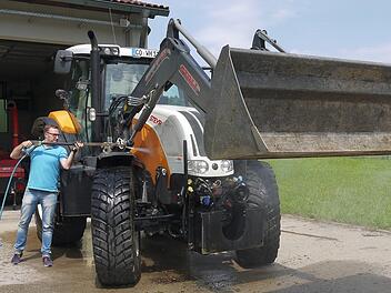 Bereit, ein Zeichen zu setzen: Der Weidhäuser Bürgermeister Markus Mönch wird den Marsch von Dörfles-Esbach zum HUK-Coburg-Arena mit dem Traktor der Gemeinde begleiten. Vorher bringt er ihn natürlich erstmal optisch auf Vordermann. Foto: Berthold Köhler